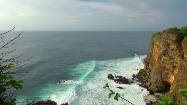 Escénica Toma Acantilado Playa Con Olas Aguas Azules Bali Indonesia — Vídeos de Stock