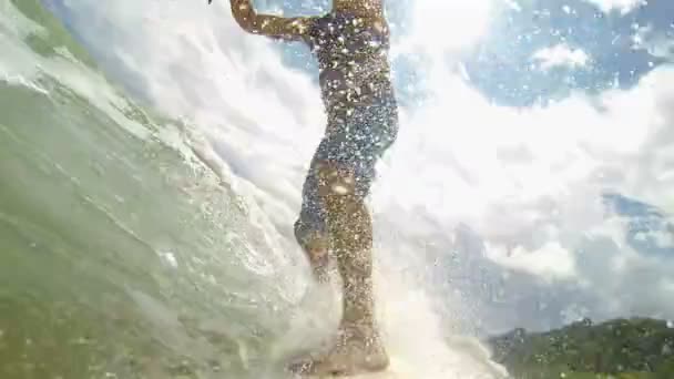 Hombre Lleno Acción Surfeando Las Grandes Olas Desafiantes Costa Rica — Vídeo de stock