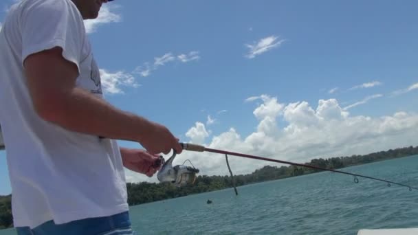 Skott Mannen Vit Skjorta Fiske Blå Vatten Panamakanalen — Stockvideo