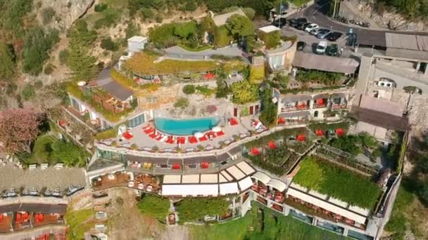 Luftaufnahme Des Schönen Resorts Positano Italien Mit Geparkten Fahrzeugen — Stockvideo