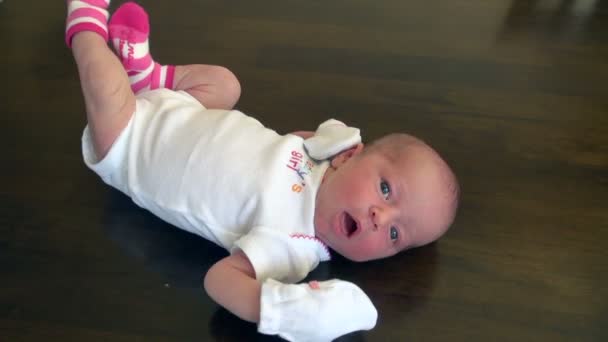 赤ちゃんの蹴ると見て カリフォルニア州 アメリカ合衆国ロサンゼルス — ストック動画