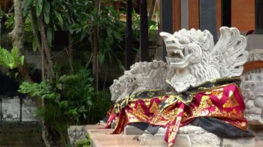Geniş açı çekim, Endonezya Tapınağı beyaz heykeller önünde ipek ile sarılmış