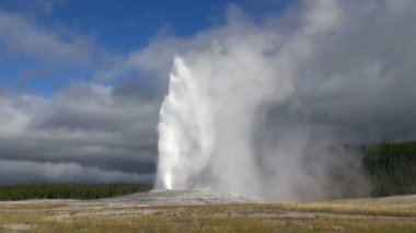 Geniş açı, büyük büyük eski sadık şofben üfleme karşı dize rüzgar onun son anlarda Yellowstone Milli Parkı