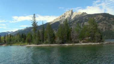 Grand Teton Milli Park Jenny göl güzel sahil hattı uzak hareketli vurdu