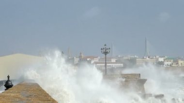 Nefes kesen ağır çekim görüntüleri bir dizi püskürtme ve deniz kenarındaki sete Cadiz İspanya tepesinden kabaran dev kabaran fırtına dalgaları yakalayan.
