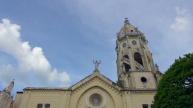 Top eski kiliseden yukarıdan aşağıya doğru aşağı kaydırmak