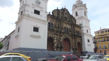 Sokağın her ikisi de her iki tarafta park etmiş araçlar tarafından kaplı olduğu gibi sarı taksi yavaş yavaş kısmen boyalı kilisenin önünde yedekler. 