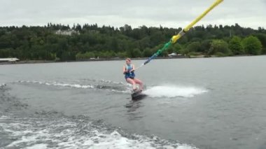 Küçük bir dalga üzerinde dengeleme acemi sarışın kız Wakeboarder