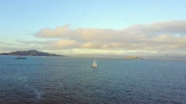 Sakin San Francisco Körfezi seyir bir beyaz yelken teknenin hava