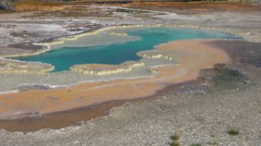 Sıcak mavi su birikintisi Yellowstone Milli Parkı'nda çekim