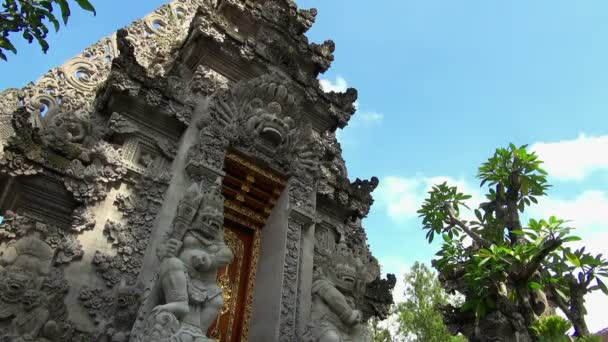 Aufnahme Vor Dem Tempel Einem Klaren Tag — Stockvideo