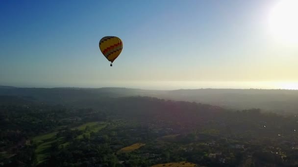 Antenne Des Gelben Heißluftballons Bewegt Sich Langsam Mit Dem Himmel — Stockvideo