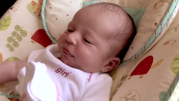 Bebé Tratando Chuparle Pulgar Los Ángeles Estados Unidos América — Vídeos de Stock