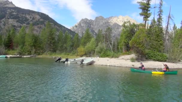 Tiro Pessoas Leisurely Caiaque Passeios Barco Jenny Lake Grand Teton — Vídeo de Stock