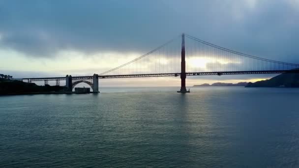Aéreo Incrível Tiro Ponte Golden Gate Silhouetted — Vídeo de Stock