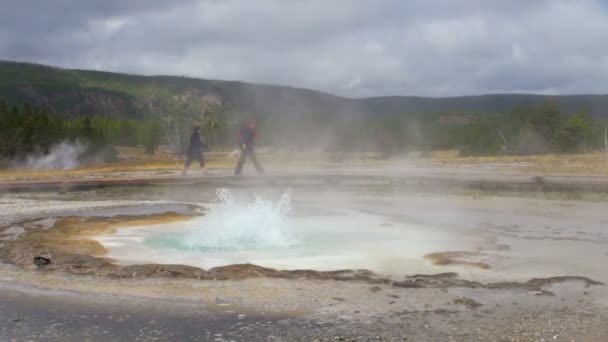 Weitwinkelaufnahme Eines Geysirs Mit Menschen Die Die Aussicht Rundherum Genießen — Stockvideo