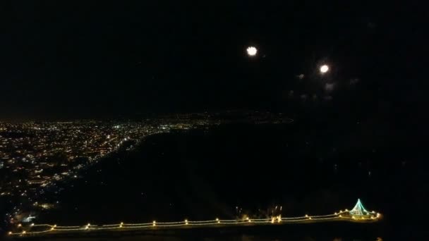 Vista Panorámica Aérea Hermosos Fuegos Artificiales Con Luces Ciudad — Vídeos de Stock