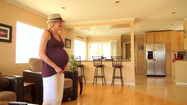 Zwangere Vrouw Die Lacht Woonkamer Los Angeles Verenigde Staten Van — Stockvideo