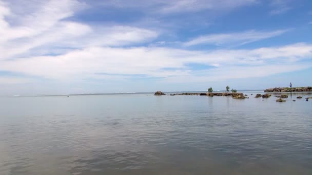仍然看法海洋与路径岩石和人 塔希提岛 莫雷阿岛 法属波利尼西亚 — 图库视频影像