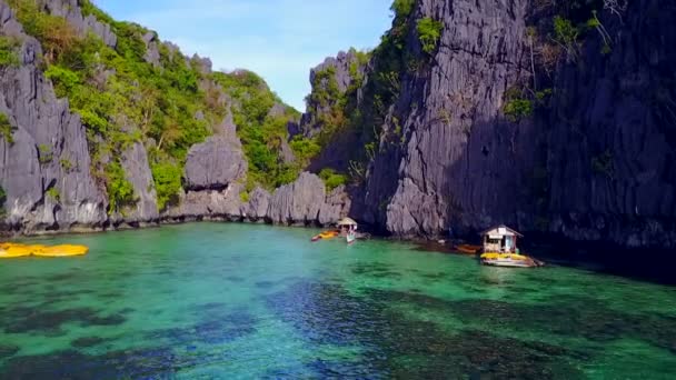 Κεραία Φθίνουσα Στο Νερό Στην Τροπική Καγιάκ Cove Παλαβάν Φιλιππίνες — Αρχείο Βίντεο