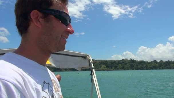 Närbild Leende Mannens Ansikte Fiske Det Blå Vattnen Panamakanalen — Stockvideo