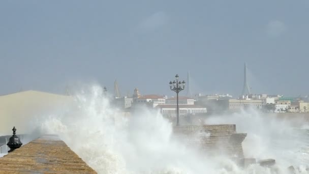 惊人的慢动作镜头捕捉到一系列巨大的汹涌风暴波喷洒和飙升的海堤顶部的加斯西班牙 — 图库视频影像