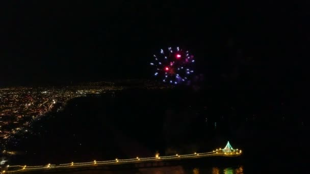 Légi Felvétel Gyönyörű Tűzijáték Manhattan Beach Város Fényei — Stock videók