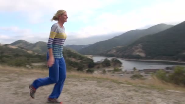 Αργή Κίνηση Γυναίκα Πηδά Στην Αγκαλιά Του Άνδρα Πέφτει Βουνό — Αρχείο Βίντεο
