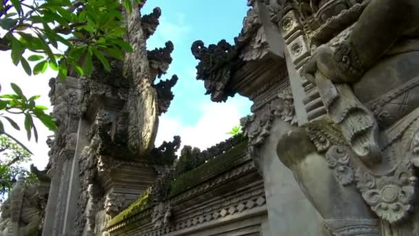 Panorering Skott Bali Indonesien Tempel Med Statyer Och Design Presenterade — Stockvideo