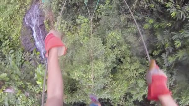 Suspenso Muito Alto Acima Floresta Tropical Andando Sobre Fio Fino — Vídeo de Stock