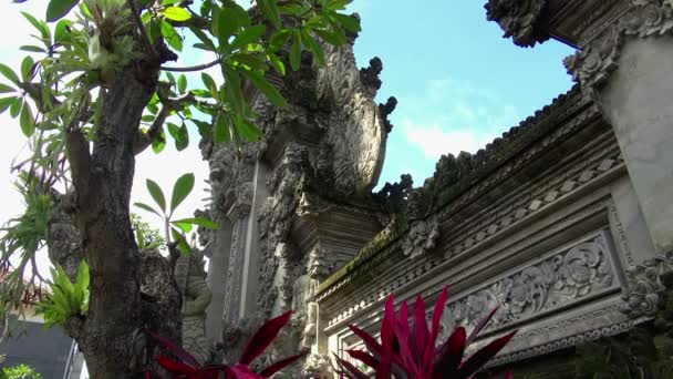 Close Shot Temple Tower Bali Indonésia Com Árvores Frente — Vídeo de Stock