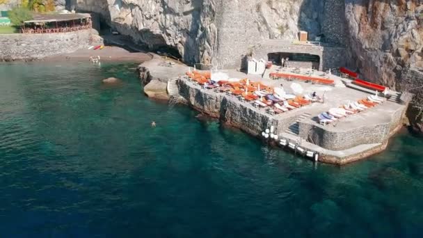 Vista Aérea Panorâmica Pequeno Resort Positano Itália Com Turistas Banhos — Vídeo de Stock