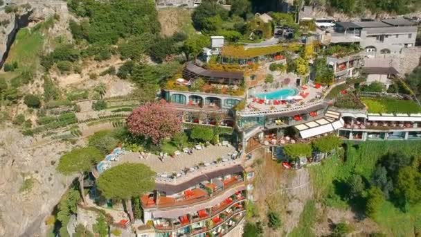 Zooma Flygfoto Över Den Vackra Resort Ovanpå Berget Positano Italien — Stockvideo