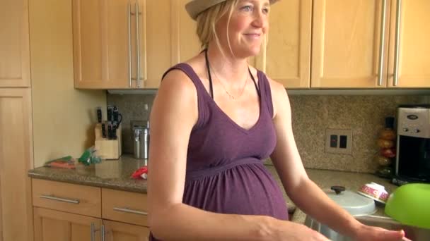 Smiling Pregnant Woman Washing Dishes Los Angeles United States America — Stock Video