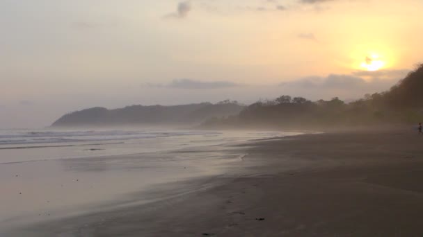 Człowiek Przygotowanie Surfingu Pięknej Plaży Panama — Wideo stockowe