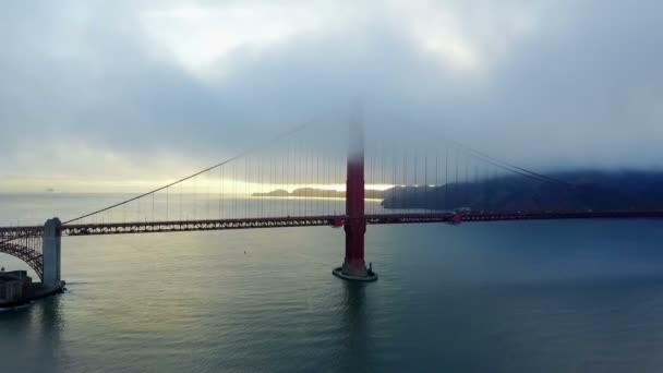 Antenne Dicker Weißer Wolken Auf Prachtvoller Goldener Torbrücke — Stockvideo