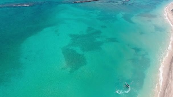 浅蓝色海与小船和水下岩石表面的空中盘观 — 图库视频影像
