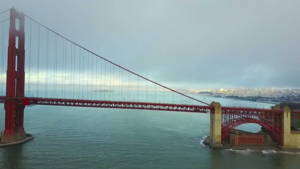 Panning Aerial Sturdy Golden Gate Bridge City Its Background — стоковое видео