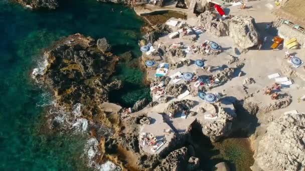 Vista Aérea Costa Con Gente Tomando Sol Bajo Sol Paraguas — Vídeos de Stock