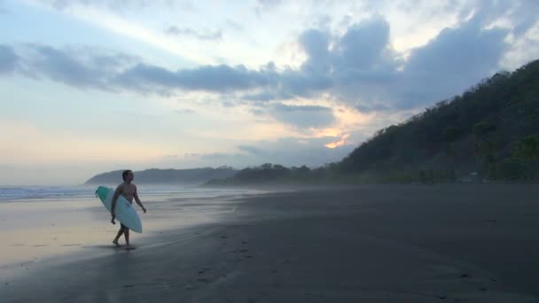 Surfer Promenader Och Vrida Runt Och Tittar Havet — Stockvideo