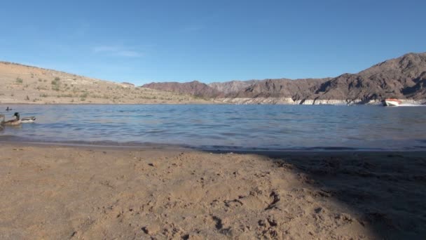 Wakeboarder Catching Air Shot Beach Lake Mead Estados Unidos América — Vídeo de stock