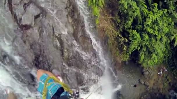 Utmaningen Går Ner Små Vattenfall Rappelling Costa Rica — Stockvideo