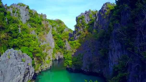 Κεραία Αύξουσα Και Αντιστρέφοντας Από Τροπικά Cove Παλαβάν Φιλιππίνες — Αρχείο Βίντεο