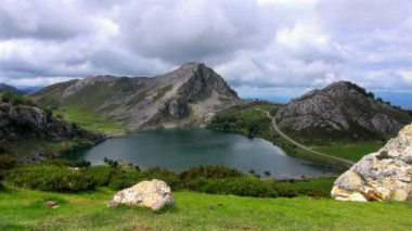 Wide: mavi gölün altında bulut tepesinden aşağı bakıyor kaplı dağ aralıkları Covadonga İspanya