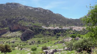 Büyük Dağı beyaz köyde geniş doğal görünümünü