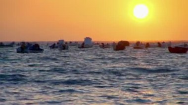 Güneş ayarı ile denizin dalgaları sürme Boardwalk demirledi tekne