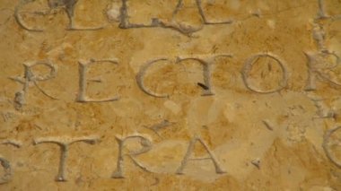 Eski kutsal ve Tarragona İspanya Grand katedral duvardaki yazı