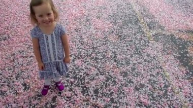 Sıcak gülümseyen ve bir yere atlama mutlu bir çocukluk Yakima renkli yaprakları dolu