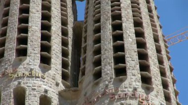 Yakın çekim: Sagrada Familia Kilisesi İspanya tuğla tasarımı kuleleri