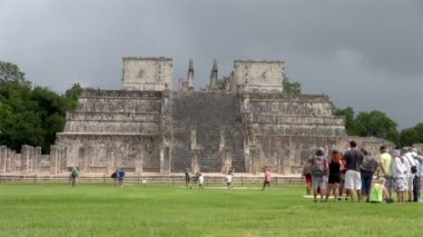 Ayakta ve Meksika bin sütunlarda Plaza harabe bakarak insanlar